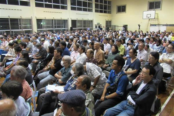 講演会には県内外から６００人超が駆け付け、「立ち見」する人もいた＝沖縄県名護市