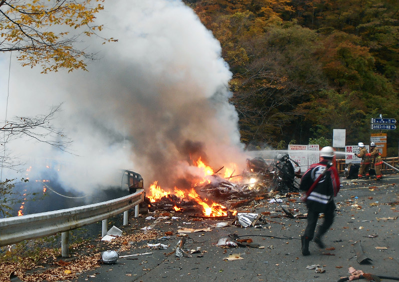 群馬県多野郡上野村乙母（おとも）の藤沢橋付近　消火活動
