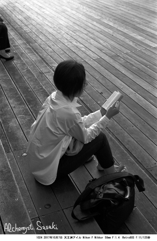 本を読む人1024-24a
