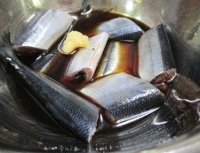 秋刀魚の香味揚げ　調理①