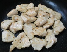 鶏むね肉とアスパラの4種ペパー炒め　調理③