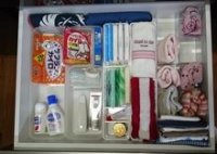食器棚引き出し3段目　衛生用品やタオルハンカチ (2)