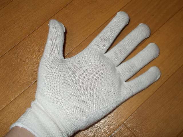 吸湿性に優れる、綿 100％の手袋 No.830 下ばき手袋 20枚入 装着、繊維部分は編み目が細かく縫い合わせのない独自の 13ゲージ・シームレス編み下ばき手袋、裾部分はほつれを防ぐオーバーロック加工、左右兼用タイプ