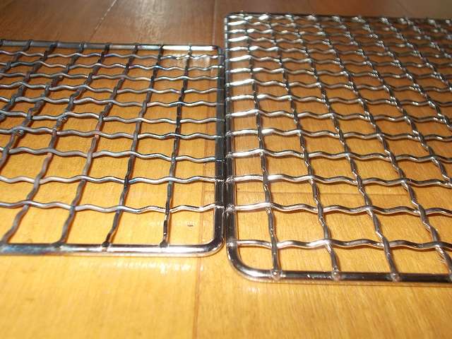 ユニフレーム ネイチャーストーブ焼き網 SUS210 21cm 角 材質：ステンレス鋼（画像右側）とパール金属 懐石 卓上コンロ用 焼網 15cm H-6476 材質：鉄・クロムめっき（画像左側）比較