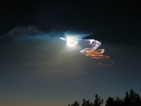 ICBM ミニットマン III の打ち上げ時のミサイル雲(フェニックス雲)
