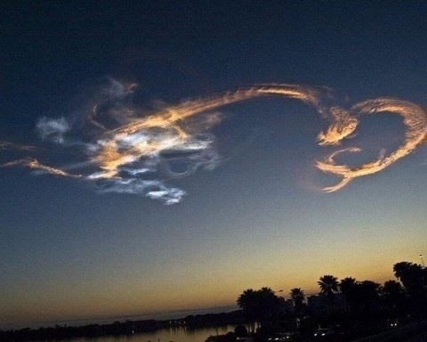 龍の形の雲