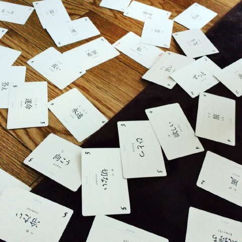 J-POPの歌詞あるあるでカルタ取り　新感覚カードゲーム「狩歌」(かるうた)