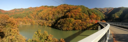 もみじ湖と紅葉パノラマ画像