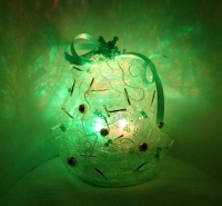 手作りシャイニーポットの中のLEDエッグライトで輝くクリスマスツリー工作飾り