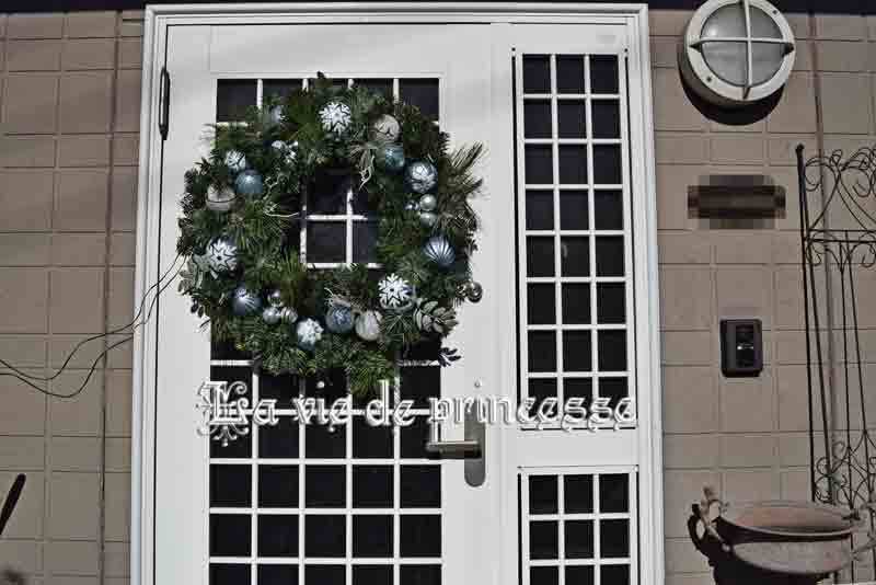 コストコで買った大きなクリスマスリース 玄関の扉 外側 に飾り直しました Ledライトでイルミネーション ロマンティックな玄関に La Vie De Princesse