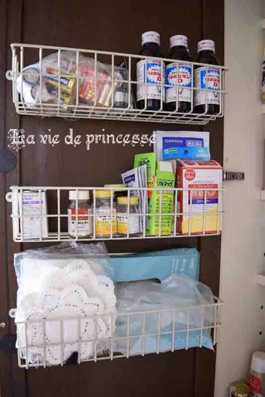 キッチン フードパントリーの収納 扉のカゴポケットの収納 セリアのフタ付きケースを使って La Vie De Princesse