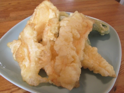 旨魚料理 カワハギの天ぷらwithソース まるかつ水産 旬の旨い魚を自前調達