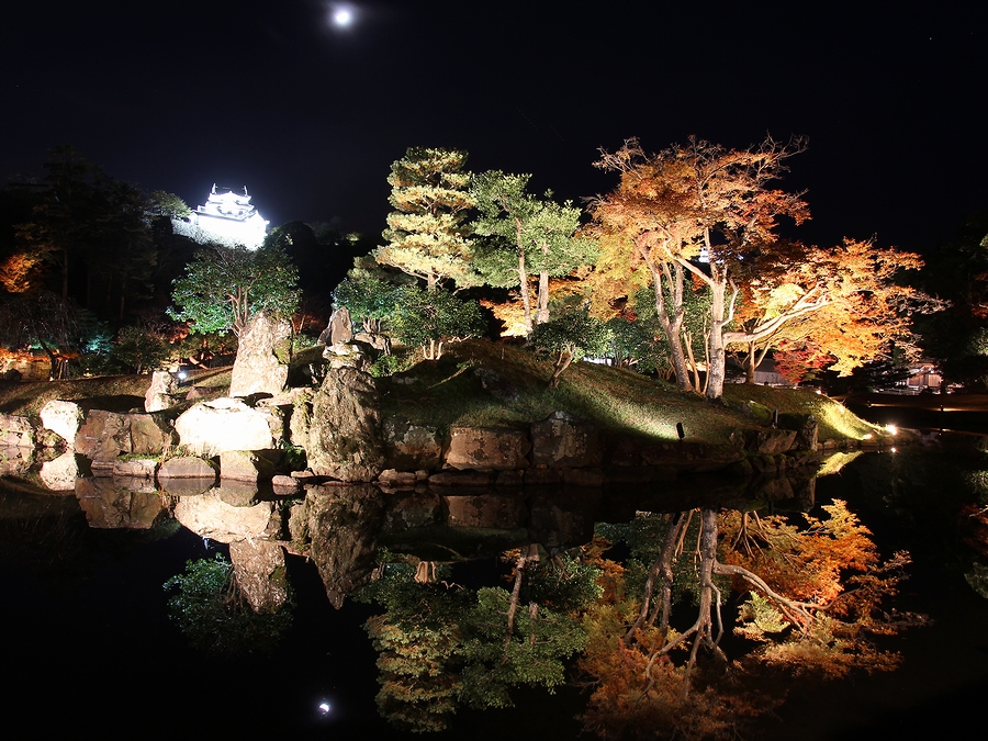 彦根城玄宮園の幻想的な紅葉ライトアップ 闇夜に浮かぶ城と紅葉と 紅葉の名所