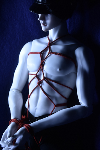 Ring Doll、Dracula Style-Bを赤い縄で縛る球体関節人形緊縛