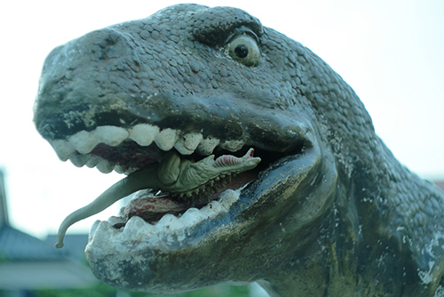 恐竜に食べられそうになっている、シン・ゴジラ第二形態、蒲田くん