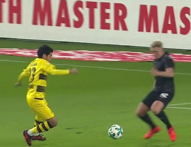 Beck sweeps chance away from Kagawa BVB pressing more, but not yet getting a clear chance at Zieler