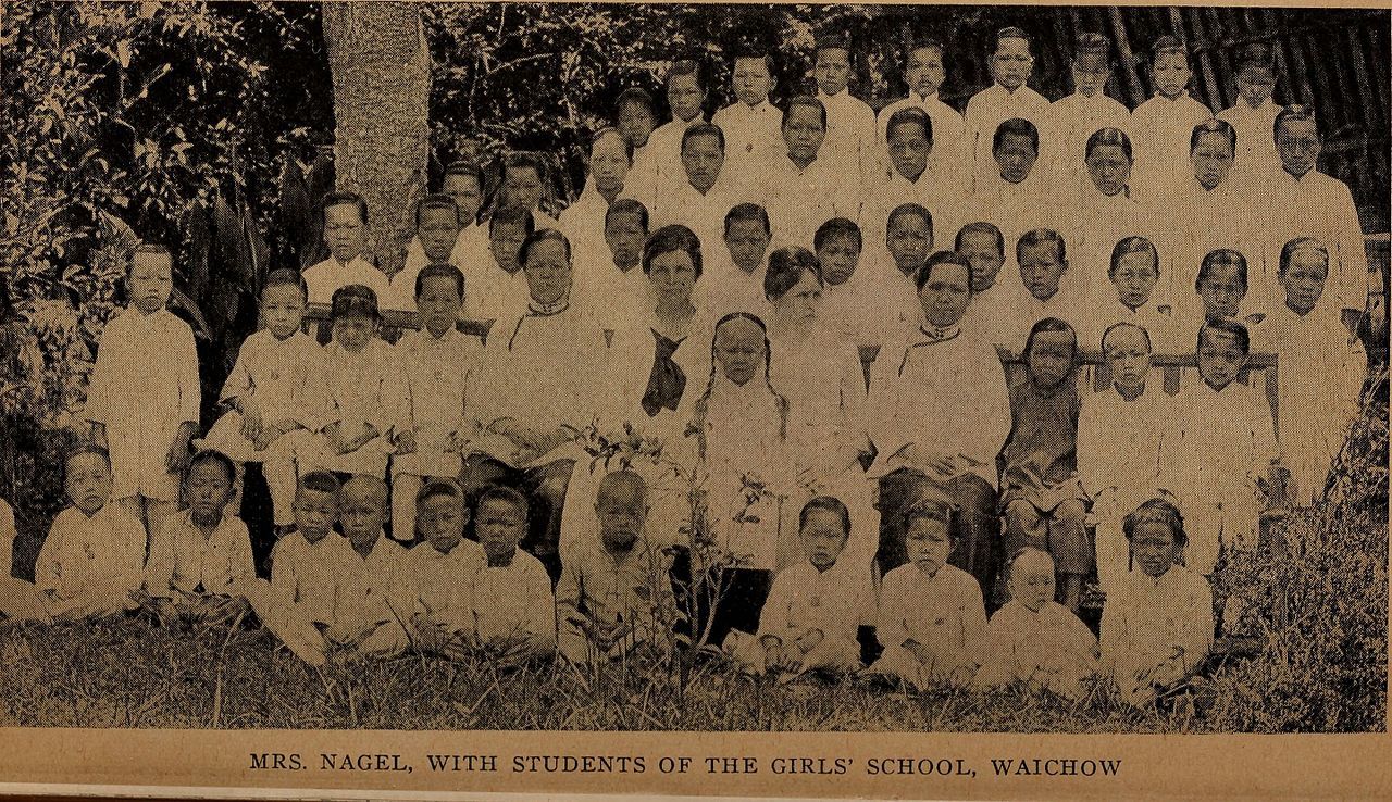 キリスト教宣教師と広東省恵州市の女学校の客家の生徒たち　1921年