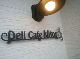 【写真】君津／デリ・カフェ キートスの入口に掲げられたアイアンサイン