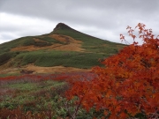 乳頭山の下山路から紅葉と乳頭山を眺望