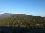 三ツ石山から左に岩手山と右に山荘を眺望