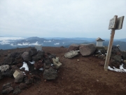 岩手山頂から南西眺望。中央右に秋田駒、右端奥に鳥海