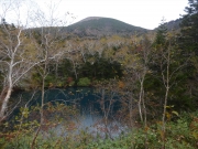 紅葉の御釜湖と岩手山