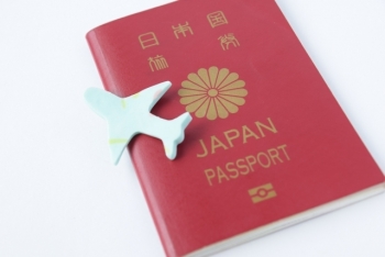 パスポートと飛行機